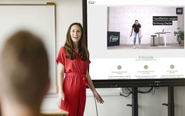IGL_Lehrerin-mit-Smartboard